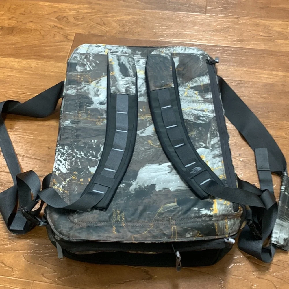 NWT The North Face 42L Base Camp Voyager 2-in-1 Duffel/Backpack